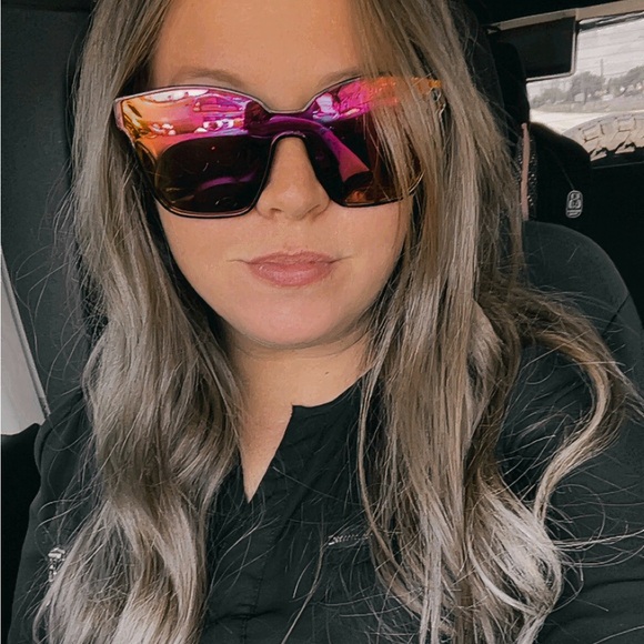 Profile Picture of Suzin Davis (@suzin_davis) on Poshmark