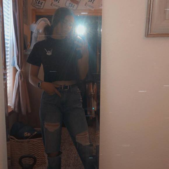 Profile Picture of Whitney Bisetti (@whitneybisetti) on Poshmark