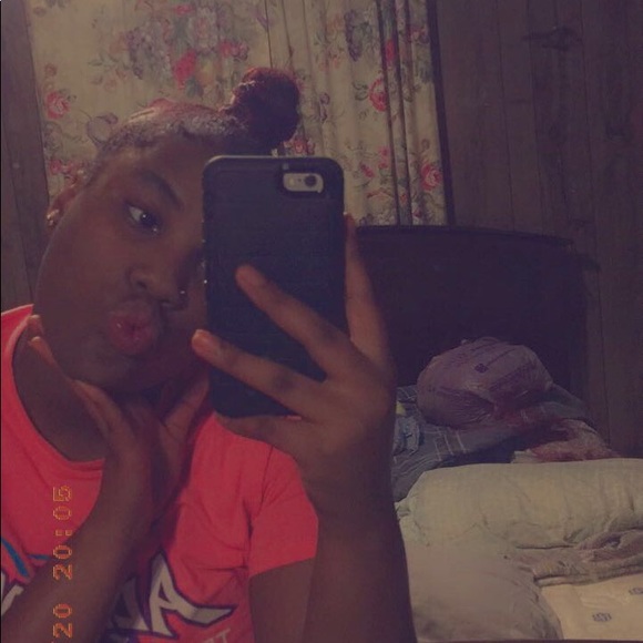 Profile Picture of Imoni Cundiff (@envyimoni) on Poshmark