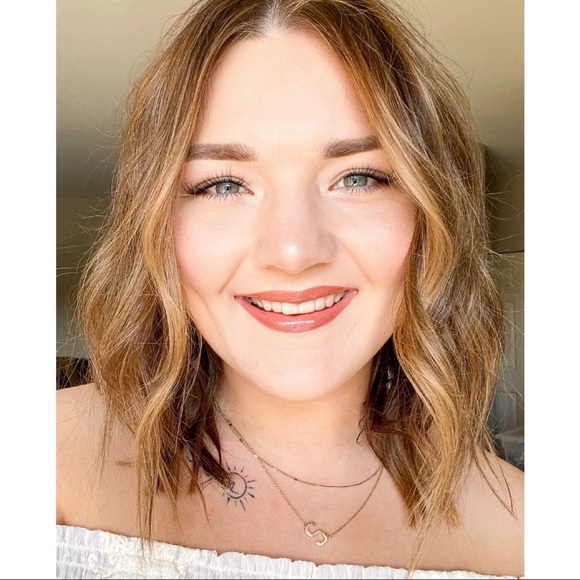 Profile Picture of Samantha Fenner (@samanthafenner) on Poshmark