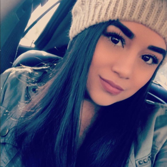 Profile Picture of Elizabeth Medina (@liz_medina) on Poshmark