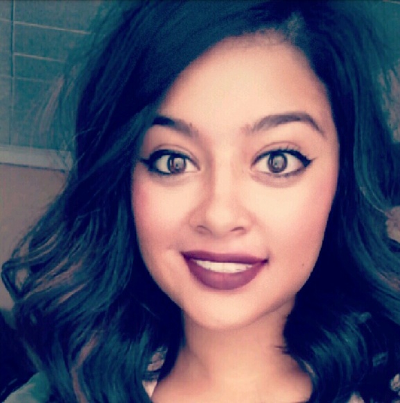 Profile Photo of Crystal Cedillo (@crystalcedillo3) on Poshmark