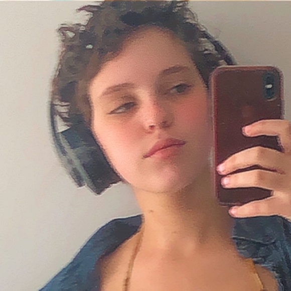 Profile Picture of Annie Foutz (@anniefoutz) on Poshmark