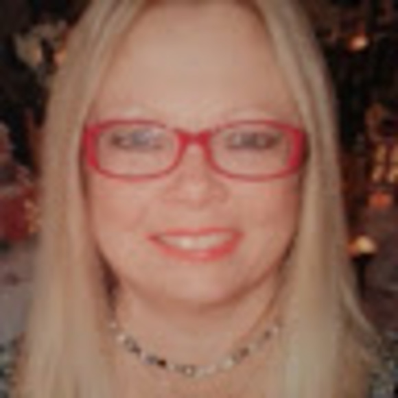 Profile Picture of Debbie Gardner (@debbiegardne173) on Poshmark