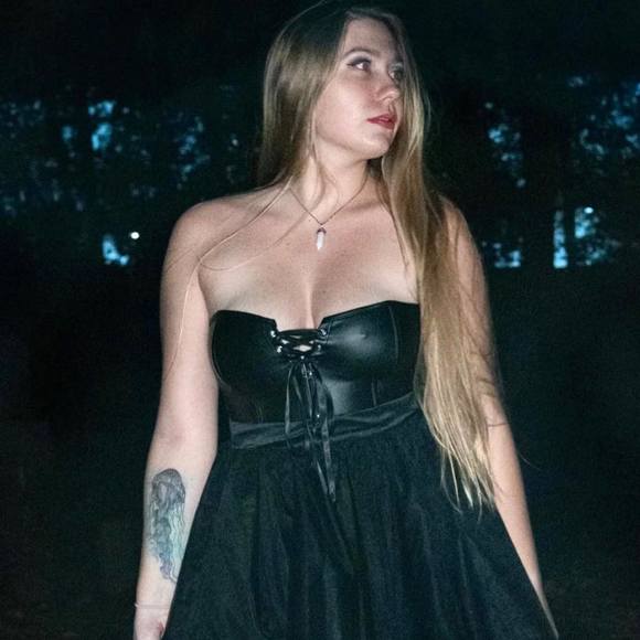 Profile Picture of Madi Pfirrman (@madiboo98) on Poshmark