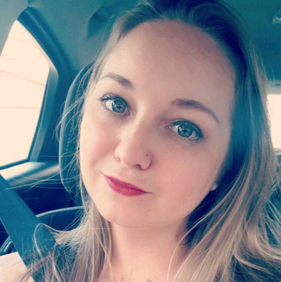 Profile Picture of Elizabeth Brabant (@lizbrab) on Poshmark