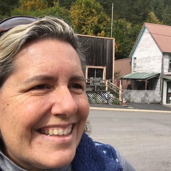 Profile Picture of Mary Heston (@mwheston) on Poshmark