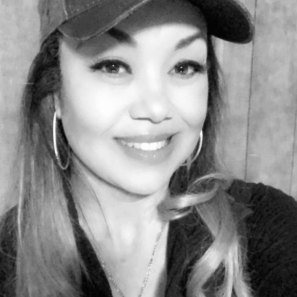 Profile Picture of Lorena torres Silva (@lorenaclara) on Poshmark