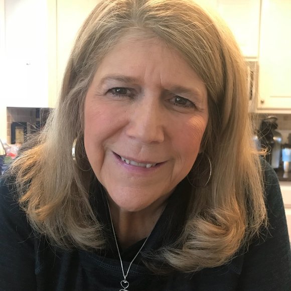 Profile Picture of Debbie Grant (@debninnie) on Poshmark