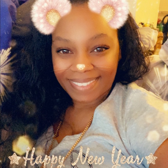 Profile Picture of Leia Mason (@leia_mason) on Poshmark