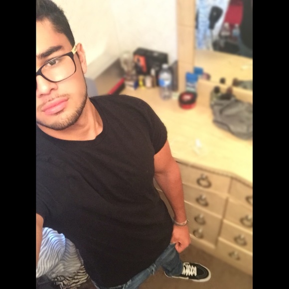 Profile Picture of Saul Ramirez (@saul_ramirez13) on Poshmark