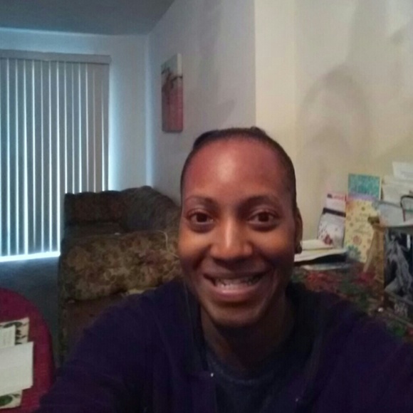 Profile Picture of Evelyn Alexander (@evonneydiva) on Poshmark