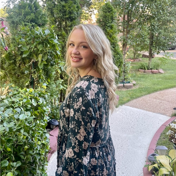 Profile Picture of Amila Tutundzic (@atutu0427) on Poshmark