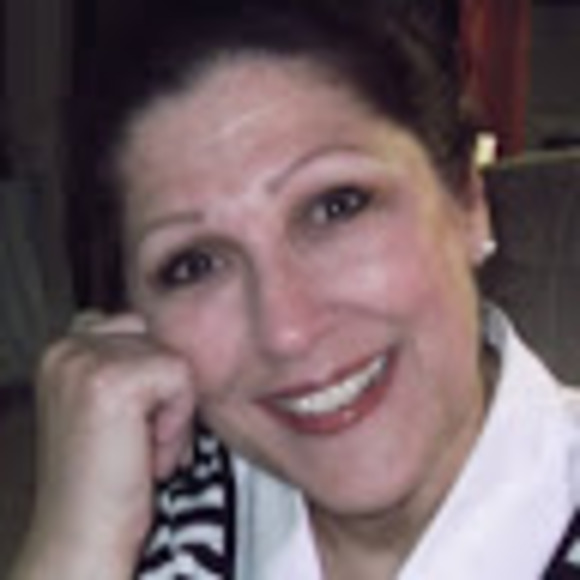 Profile Picture of Suzzanne Schnabel (@sojot) on Poshmark