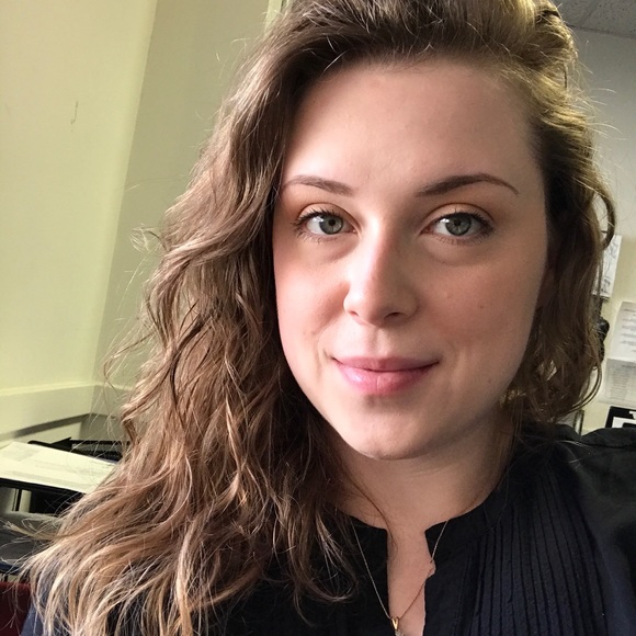 Profile Picture of Christine Mahnken (@cmahn08) on Poshmark