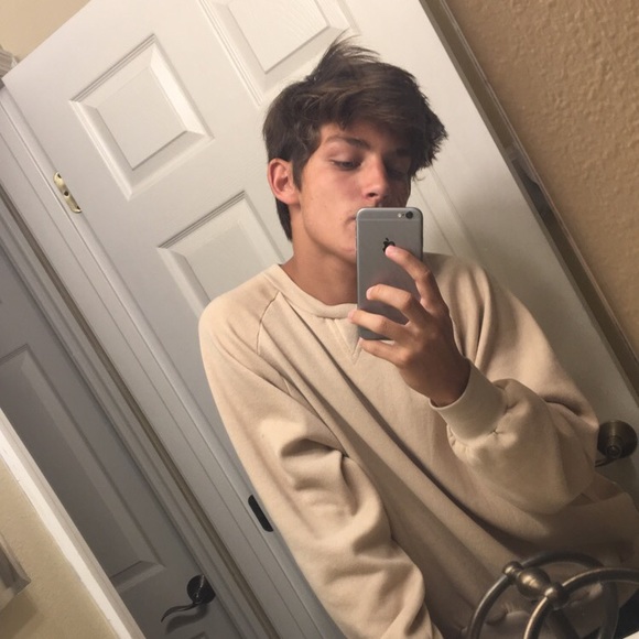 Profile Picture of Jon Perry (@jonperryyy) on Poshmark
