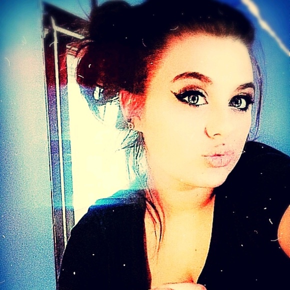 Profile Picture of Chelsea Feasel (@chelsea_bear01) on Poshmark