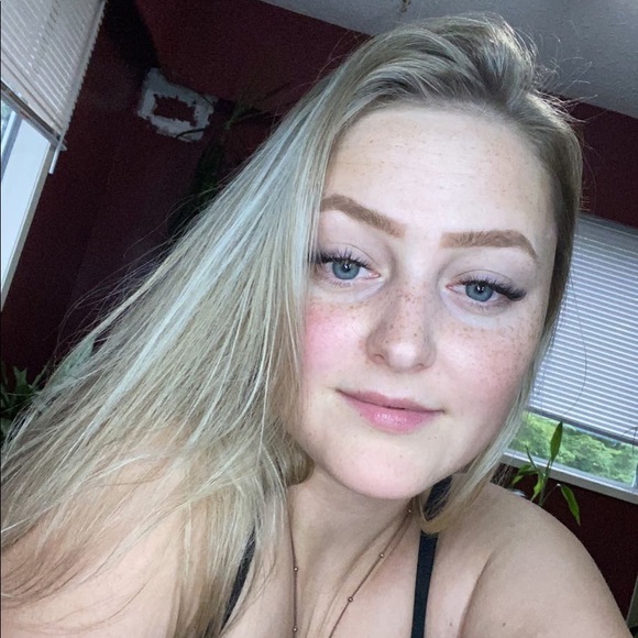 Profile Picture of Nicole Feltham (@nicolefeltham) on Poshmark