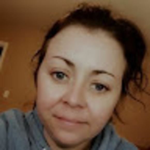 Profile Picture of Melanie Rucker (@melanierae4) on Poshmark