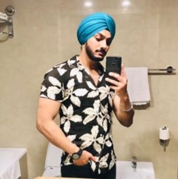 Profile Picture of Hargun Singh (@hargunsingh9) on Poshmark