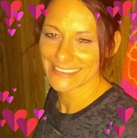 Profile Picture of Lisa Pratt (@smileybuttons) on Poshmark