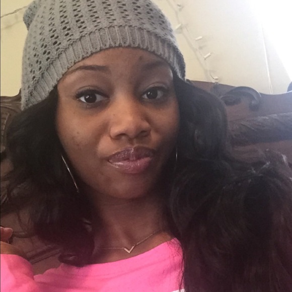 Profile Picture of Jasmine Warren (@neonverdeamor) on Poshmark