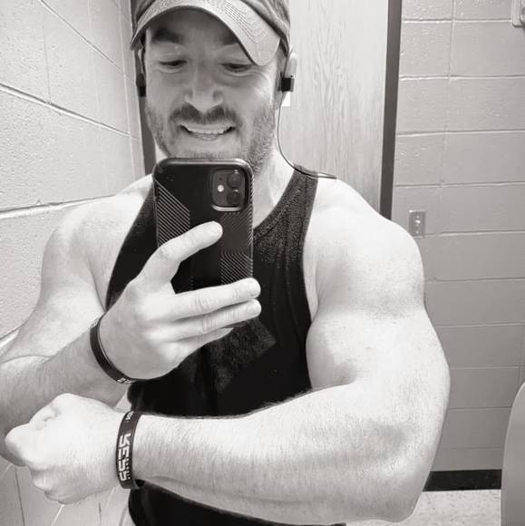 Profile Picture of Jason Sumner (@jasnsumner) on Poshmark