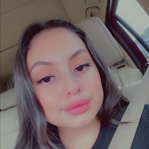 Profile Picture of Samantha Mora (@samtheperson333) on Poshmark