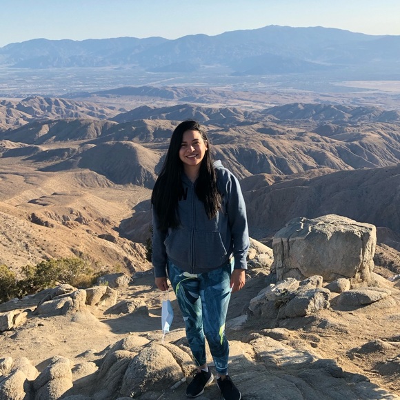 Profile Picture of Brenda Flores (@itsbrenda2020) on Poshmark