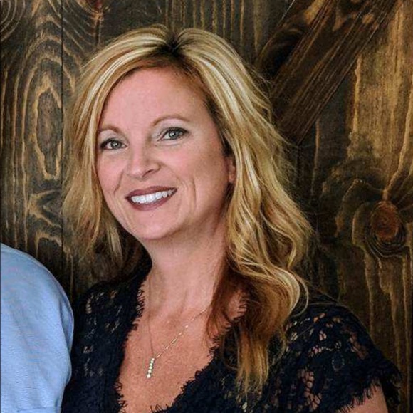 Profile Picture of Kelley Harnett (@kelleyharnett) on Poshmark