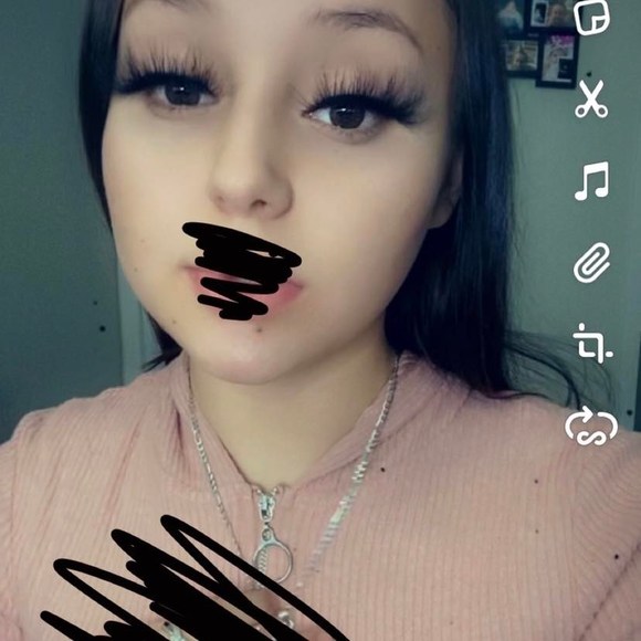 Profile Picture of Essah Maria (@essahmaria) on Poshmark