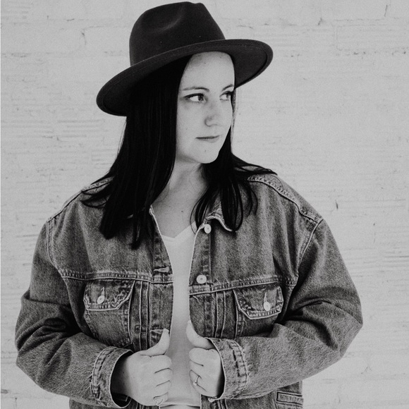 Profile Picture of Mandy Hudson (@mh7785) on Poshmark