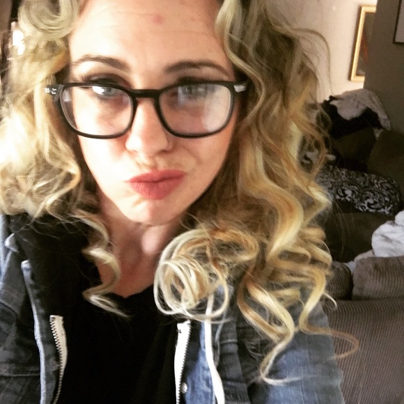 Profile Picture of Lindsay Barnes (@lindsaybarne506) on Poshmark