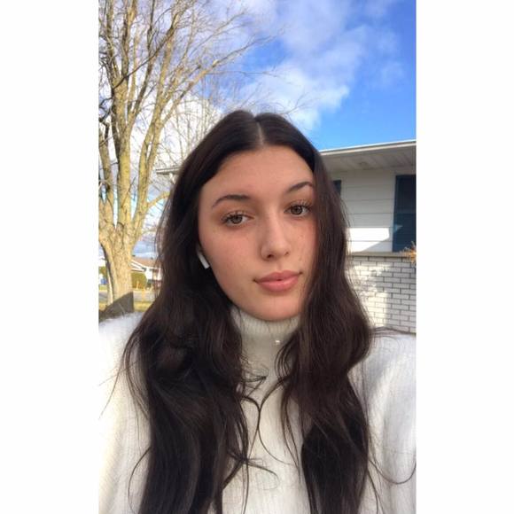 Profile Picture of Lily-kim Langlois hamel (@lilykim_9) on Poshmark