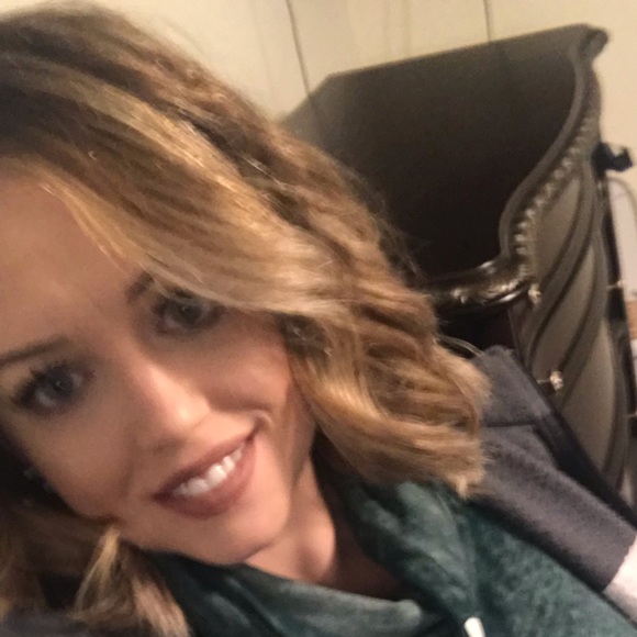 Profile Picture of Lynne Chaput (@lclu1019) on Poshmark