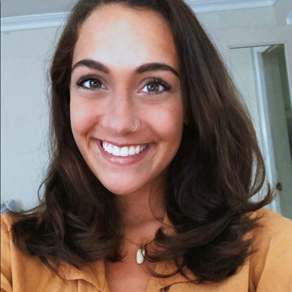 Profile Picture of Carly Violante (@carlyv421) on Poshmark