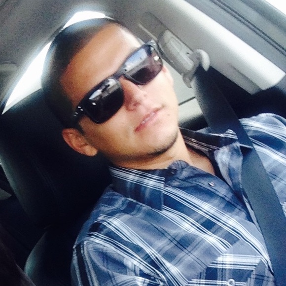 Profile Picture of Tony Gonzalez (@tonygone90) on Poshmark