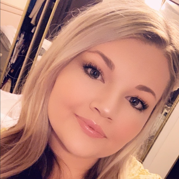 Profile Picture of Kelsey Poston (@kelseyluvshayze) on Poshmark