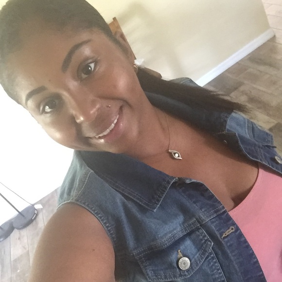 Profile Picture of Sendie Siclait (@launica1987) on Poshmark