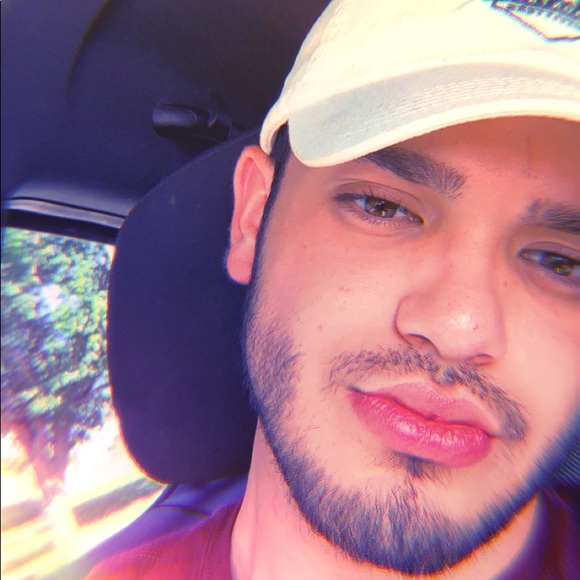 Profile Picture of Joshua Alfaro (@joshua_alfaro) on Poshmark