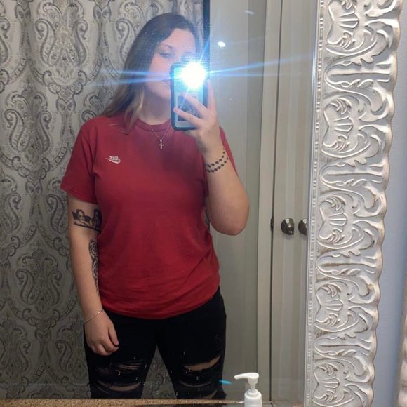 Profile Picture of Destiny Hoftender (@destinyh1919) on Poshmark
