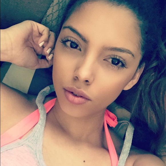 Profile Picture of Alee Argo (@ale02alv) on Poshmark