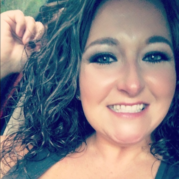 Profile Picture of Chrissy Bogart (@mrsbogart2000) on Poshmark