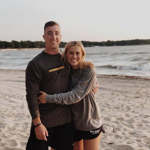 Profile Picture of Brett Benzinger (@brettbenzinger) on Poshmark