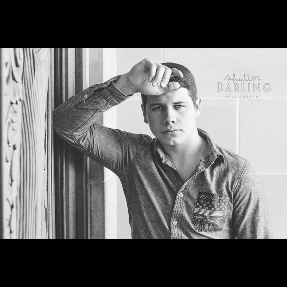 Profile Picture of Aaron Andrews (@andrews002) on Poshmark