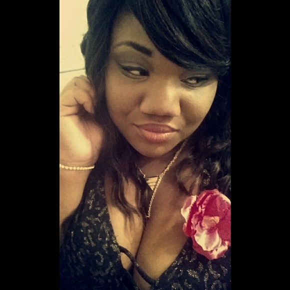 Profile Picture of Lauren Broomes (@ilauryy) on Poshmark