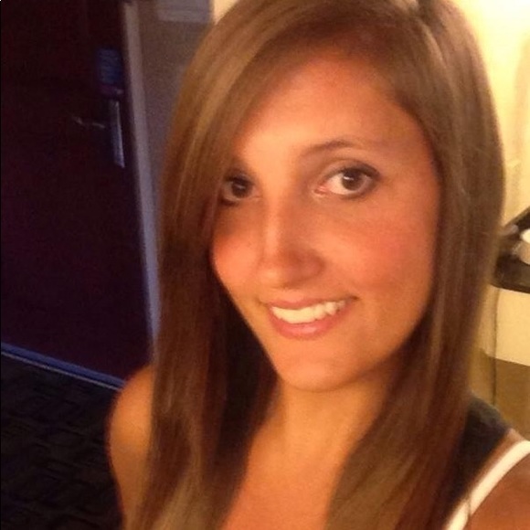 Profile Picture of Lindsey Schaefer (@lindsch86) on Poshmark