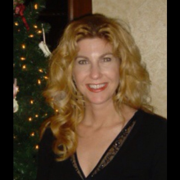 Profile Picture of Dawn Ruminski (@dawnruminski) on Poshmark