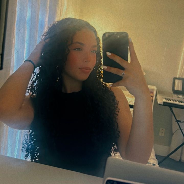 Profile Picture of Lorena Kelly (@loreninha.kr) on Tiktok
