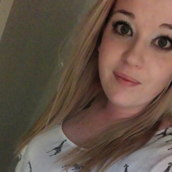 Profile Picture of Kate Davis (@katebear0529) on Poshmark